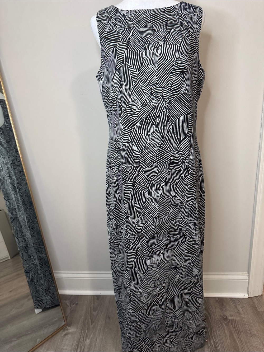 Black & White Sleeveless Abstract Print Maxi Dress